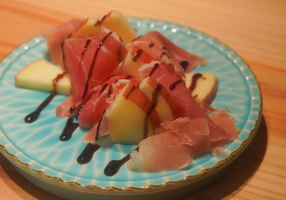 ターコイズブルーの器に映えるお料理