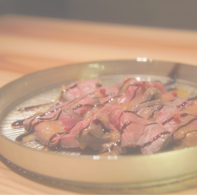 バルサミコソースとピンクペッパーが彩る、低温調理で仕上げた自家製ローストビーフ