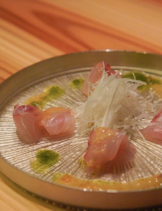 涼しげなガラス皿に並ぶ鮮魚のカルパッチョと彩り豊かなソース