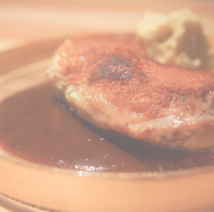 皮目を香ばしく焼き上げたジューシーな肉のグリル 濃厚な赤ワインソースとマッシュポテト添え