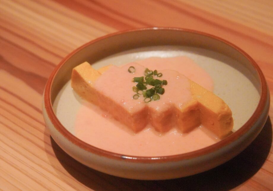 とろりとした明太クリームソースがたっぷりかかった、創作出汁巻き卵