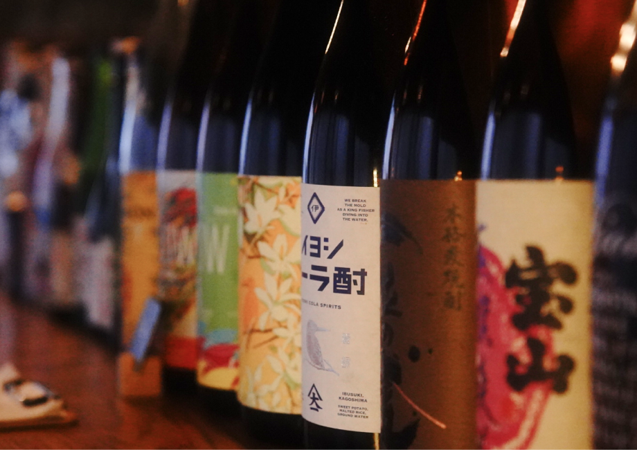 カウンターに並ぶ「伊吉コーラ酎」などの希少な和製クラフトスピリッツと本格焼酎