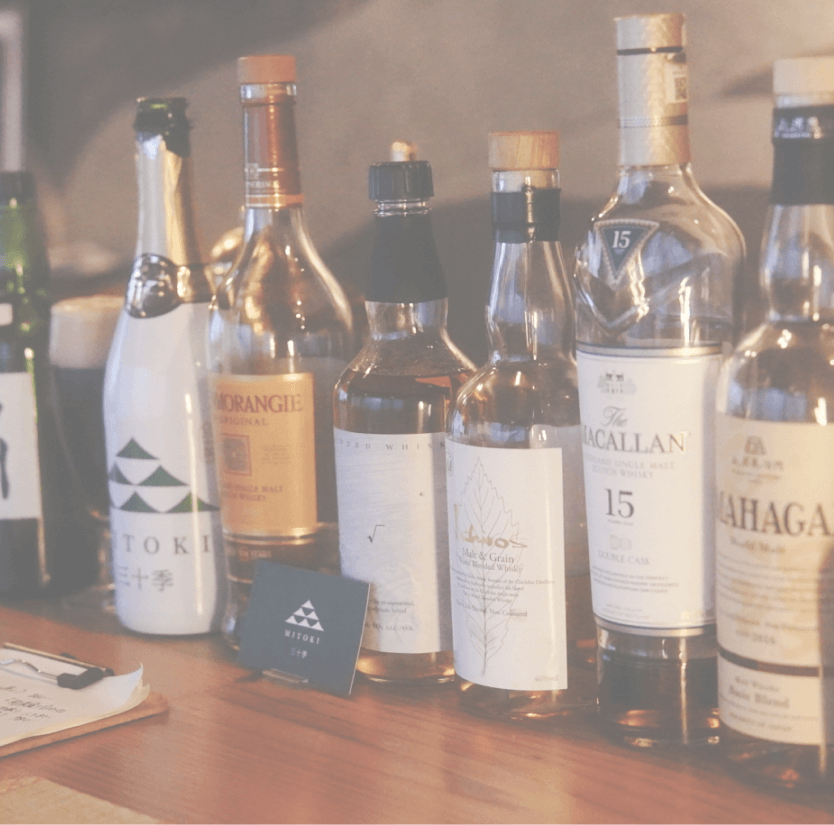 和食ビストロの店内に並ぶお酒のボトル