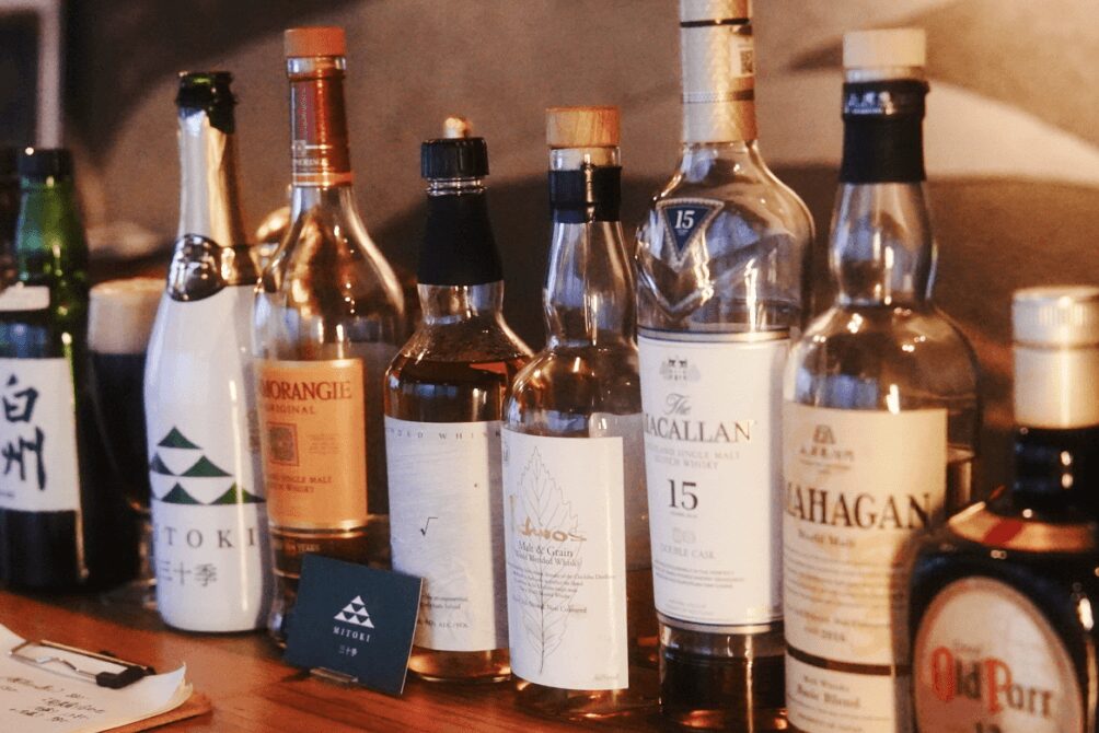 和食ビストロの店内に並ぶお酒のボトル